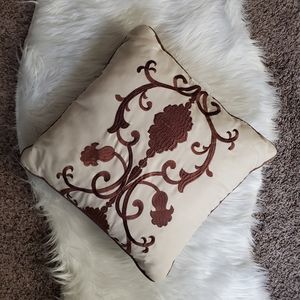 A beautiful reversible decorative pillow!